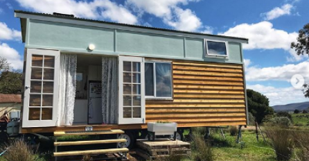 OVA KUĆA IMA SAMO  17 KVADRATA A U NJOJ SVI  ŽELE DA ŽIVE:  Kad vidite šta se nalazi UNUTRA, bit će vam jasno ZBOG ČEGA! (FOTO)