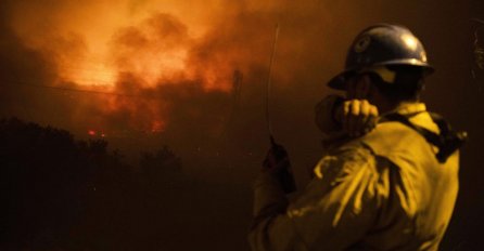 VATRA GUTA SVE PRED SOBOM! Vjetar pogoršava situaciju, požar se konstantno RAZBUKTAVA! 