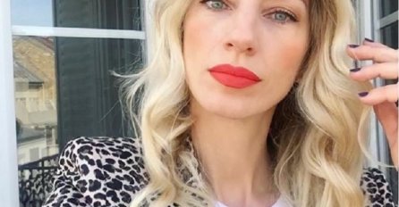 DONOSE JOJ SREĆU! Naša pjevačica 20 godina nosi ISTE GAĆIĆE na nastupu! Kada su je pitali kako je to uspjela, uslijedio je URNEBESAN ODOVOR! (FOTO)