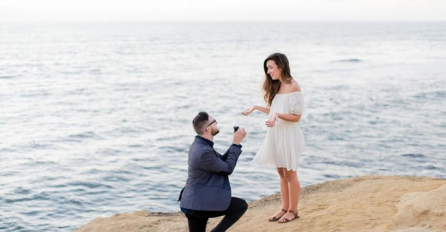 "Sinoć je moj dečko klekao, izvadio prsten i zaprosio pred cijelom mojom porodicom i prijateljima. Na zaprepaštenje svih, rekla sam “Ne”