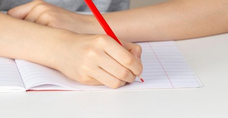 DJEVOJČICA PREDALA PRAZAN PAPIR A DOBILA OGROMNU PETICU: Nastavnik je kaznio, a onda shvatio koliko je GENIJALNA!