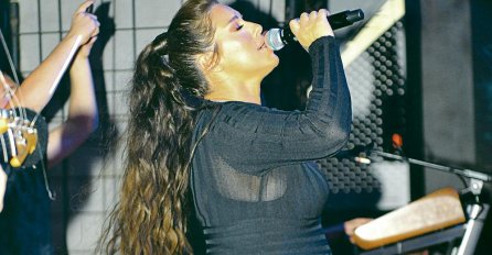 SEKA ALEKSIĆ NASTUPA I ĐUSKA I U ŠESTOM MJESECU, NEĆE NA TRUDNIČKO: Žena je neumorna,SVAKA ČAST!