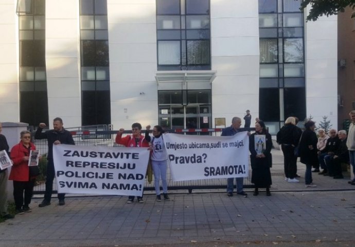 Članovi 'Pravde za Davida' ispred suda u Banjoj Luci uoči saslušanja Radanović