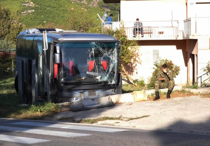 Hrvatska: Sudarili se vojni autobus, putnički autobus i auto