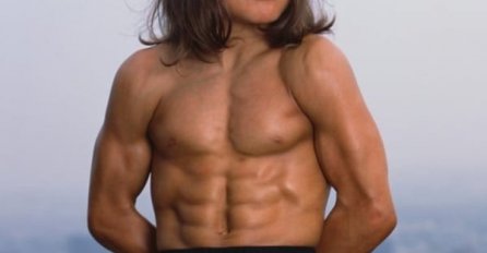 BIO JE NAJJAČI DJEČAK NA SVIJETU, a onda je porastao: USLIKALI SU GA NA PLAŽI, NIKO NE VJERUJE DA JE OVO ON, gdje su trbušnjaci? (FOTO)