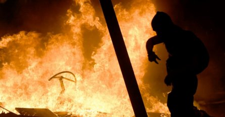 Haos u Barceloni: Novi sukobi demonstranata i policije, zapaljeno nekoliko automobila