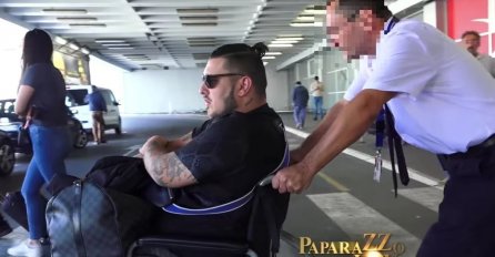 DARKO LAZIĆ SNIMLJEN U INVALIDSKIM KOLICIMA, ZDRAVLJE MU SE PONOVO POGORŠALO, MARINA SLOMLJENA: Pogledajte ga samo kako izgleda, TUGA!