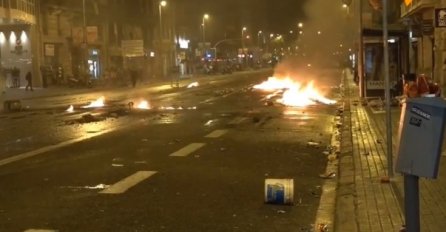 CIJELI GRAD JE U PLAMENU, RASPOREĐENE OKLOPNE JEDINICE, POVRIJEĐENI NA SVE STRANE: Demonstranti se tuku sa policijom! (FOTO)