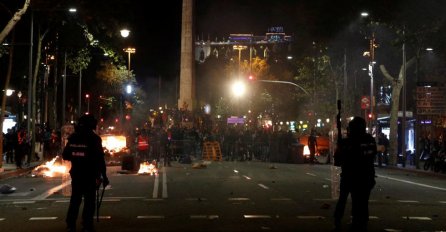 RATNO STANJE U BARCELONI: Policija tek u noći preuzela kontrolu, najmanje 89 povrijeđenih