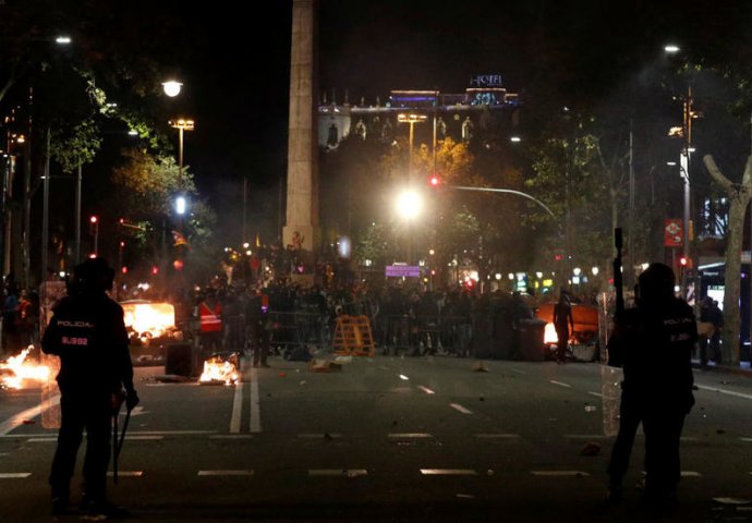 RATNO STANJE U BARCELONI: Policija tek u noći preuzela kontrolu, najmanje 89 povrijeđenih