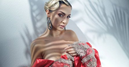 MAJA BEROVIĆ SE OGRNULA SAMO MALENIM PEŠKIRIĆEM, GRUDI SAMO ŠTO NE IZLETE: Muškarci se preznojili nakon OVOG PRIZORA!