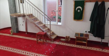 Bosanska Dubica: Razbijen prozor, pokušana pljačka džamije