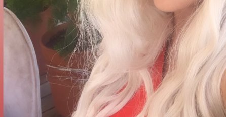 JELENA KARLEUŠA SE U VATRENO CRVENOJ HALJINI SAVILA PREKO OGRADE: Mislila je da je niko ne vidi, pa ovo uradila, SAD SVI DIJELE SLIKE (FOTO)