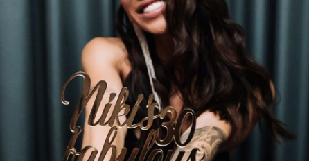 ČESTITKE STIŽU U KUĆU NIKOLIJE I RELJE: Pjevačica proslavlja rođendan, a kada vidite šta je uradio za nju OSTAT ĆETE BEZ TEKSTA! BAJKA!