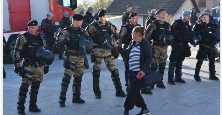 HAOS NA ULICAMA GLAVNOG GRADA: Policija i vatrogasci nasrnuli na goloruke građane, ŽENE VRIŠTE I PLAČU, ponavljaju samo jedno