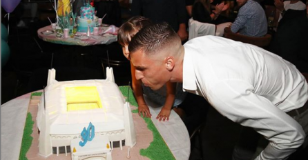 ZABAVLJAO GOSTE! Ognjen Vranješ se SKINUO, cijelu noć ludovao uz CECU i OVU PJEVAČICU, a na kraju POKAZAO MIŠIĆE i zapjevao KARLEUŠI!