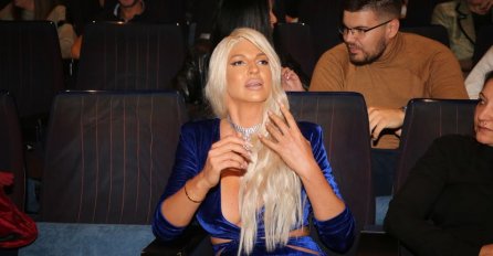 JELENA KARLEUŠA VEČERAS DOŠLA NA KONCERT MIRE ŠKORIĆ: Kad je ustala, svi su popadali, NIKO U MIRU NIJE GLEDAO! (FOTO)