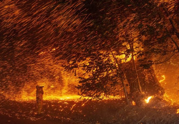Zbog požara u Kaliforniji evakuirano 2.000 ljudi, 200.000 domova je bez struje