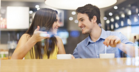 Dok "Uzeo me je za ruku i rekao :"Crveni lak na noktima? ! " "Da ga više nisi stavljala. To je za..."