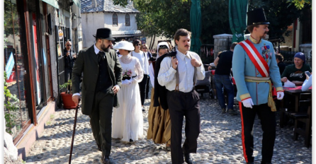 LJUDI PRILAZILI DA SE SLIKAJU: Gavrilo Princip, Franz Ferdinand i Aleksa Šantić prošetali ulicama Mostara