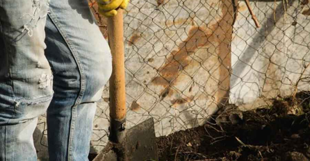 Danima je kopao rupu u dvorištu, a kad su komšije došle da vide šta radi OSTALI SU U ŠOKU