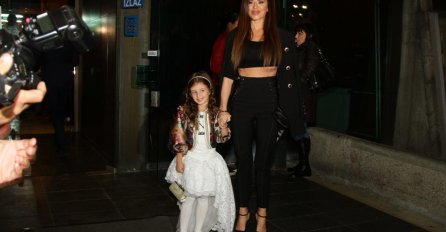 ANA SEVIĆ DOŠLA SA KĆERKICOM NA KONCERT DARKA LAZIĆA: Kad su joj postavili OVO PITANJE odmah je prekinula intervju, a onda je KĆERKA PROGOVORILA!