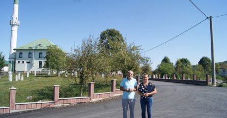 SUŽIVOT JE ITEKAKO MOGUĆ, PUSTITE POLITIKU Prvo su im pomogli u obnovi džamije, a sada Srbi s Bošnjacima obnavljaju put