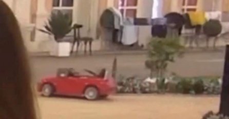 MALO ŽELJKO SJEO U AUTIĆ I ODVEZAO SE: Kamere snimile sve, POGLEDAJTE ŠTA RADI (VIDEO)