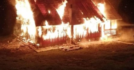  STRAVIČAN POŽAR!Bračnom paru VATRA PROGUTALA DOM, 40 vatrogasaca NIJE MOGLO da se izbori sa plamenom (FOTO)