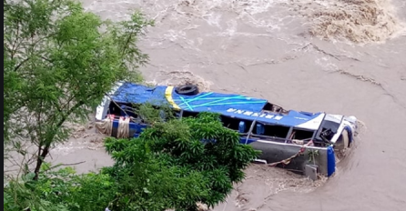 POGINULO 17 OSOBA: Autobus sletio u rijeku, NEZAPAMĆENA NESREĆA!