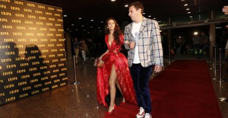 SRPSKA GLUMICA SA ŠLICEM DO KUKA IZAZVALA KARAMBOL, A SAD NAPRAVILA JOŠ VEĆU POMETNJU: Raskopčala bluzu, muškarcima vilica do poda!