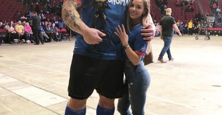 ON IMA 190 KILOGRAMA, A ONA 50: Jede svaka 2 sata, a kad su je pitali ŠTA RADE U KREVETU, odgovor je ostavio ljude BEZ RIJEČI