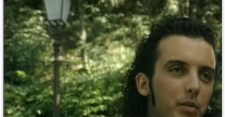 Bio je na sudu zbog UBISTVA, žene lude za njim, NJEGOVE PJESME OBOŽAVATE, a NIKAD GA NE BISTE PREPOZNALI SA KOVRĐAVOM KOSOM