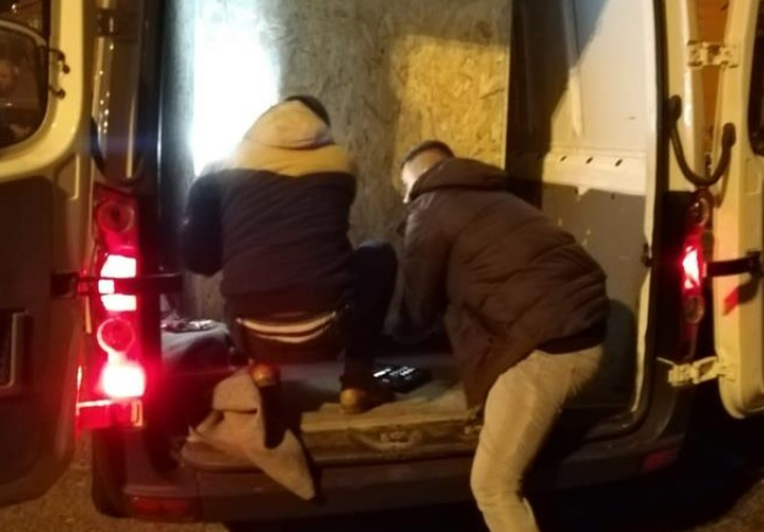 Hrvatska policija spasila devet migranata zatočenih u drvenom sanduku