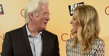 BIO JE JEDAN OD NAJZGODNIJIH U HOLIVUDU: Slavni glumac u 71. godini postaje otac, a tek kad vidite kako izgleda mama (FOTO)