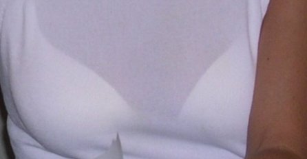 MUŠKARCIMA JE ZLO ZBOG OVIH PRIZORA: Odličan trik kako da vam se grudnjak ne vidi ispod bijele majice, SVAKA ŽENA OVO TREBA ZNATI