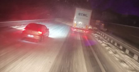 SNIJEG ZABIJELIO CESTU, PADA KAO DA JE JANUAR: Haos na AUTOPUTU, slike obilaze region!