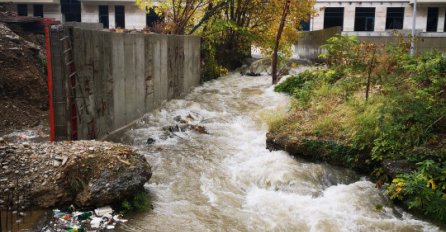 POPLAVLJENA BIH: Ovaj grad je potpuno pod vodom, ULICE NEPROHODNE! Javljaju se iz Meterološke stanice, EVO ŠTA NAS ČEKA!