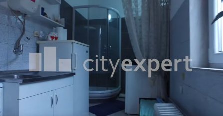 OVO JE BALKAN! Stan košta 300 eura mjesečno,a  ovakav raspored nema NIJEDAN DRUGI! Tuš kabina se nalazi usred KUHINJE, tik uz FRIŽIDER! Pogledajte slike!