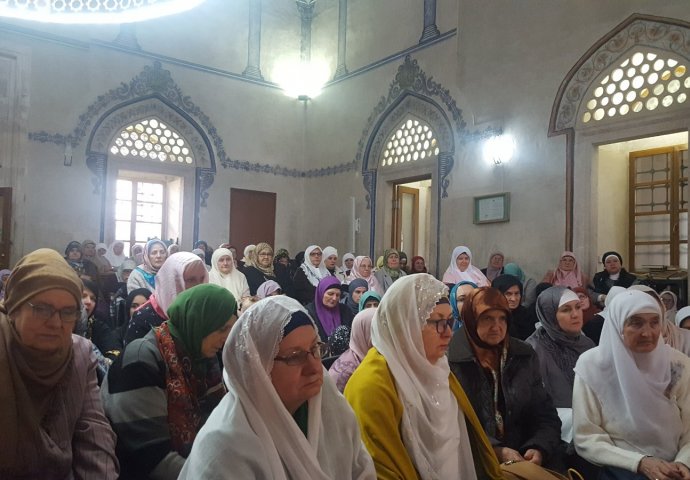 Centralni mevlud za žene u Sultan Fatihovoj – Carevoj džamiji: Zašto tonemo sve dublje?!