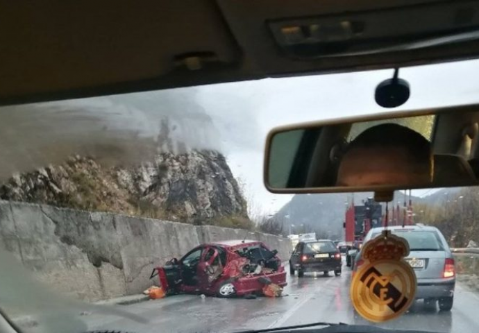 BLOKIRAN IZLAZ IZ GRADA: Teška saobraćajna nesreća - Uviđaj u toku! Direktan udar u kamion