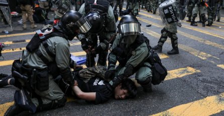 DEMONSTRANTI IZAZVALI POTPUNI HAOS Putevi blokirani, demolirani najluksuzniji objekti, zatvorene škole