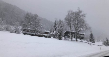 PAO VELIKI SNIJEG, SKORO 10.000 DOMOVA OSTALO BEZ STRUJE: Sve zatrpano, OVAJ PRIZOR SE NE PAMTI (FOTO)