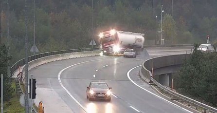 TEŠKA NESREĆA ISPRED TUNELA, IMA POGINULIH: Kamion pao sa nadvožnjaka, OBJAVLJENI STRAVIČNI DETALJI