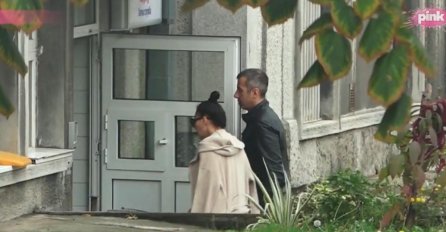 CECU JE KOD DOKTORA VODIO OVAJ MUŠKARAC, USLIKANI ISPRED KILINIČKOG CENTRA: Oglasila se pjevačica, evo sa kakvom bolešću se susrela!