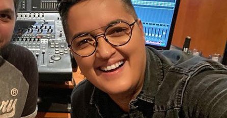 MARIJA ŠERIFOVIĆ DOŠLA NA SNIMANJE ZVEZDA GRANDA, A ONDA SU JOJ UGLEDALI OVU STVAR U RUCI: Kad vidite ŠTA nosi, shvatit ćete da pjevačica ništa ne prepušta slučaju!