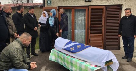 Na majčinu želju, tabut sa Almirovim ostacima postavljen na sto sa ružama