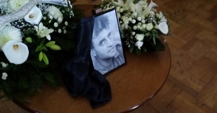 PORODICA ZAVIJENA U CRNO, OPROŠTAJ OD GLUMCA KOGA JE CIJELA CRBIJA OBOŽAVALA: Supruga jedva stoji, sinovi je drže DA SE NE SRUŠI (FOTO)