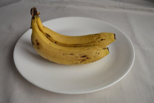 350-two-bananas-on-dish