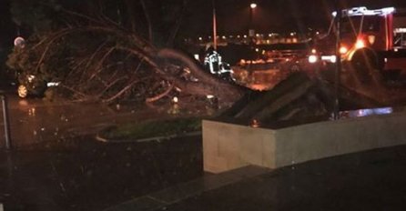 HAOS NA JADRANU, PIJAVICA POHARALA GRAD U HRVATSKOJ, DRVEĆE PADALO NA AUTOMOBILE: Crijep svuda po ulici, objavljeni užasavajući prizori